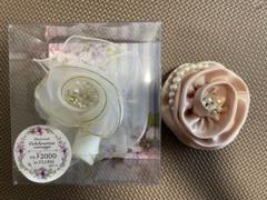 お値下げ　サテンとパールの花形コサージュ