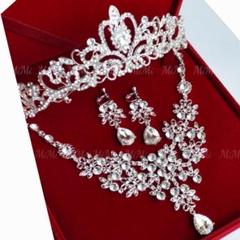 新品☆3点セットイヤリング/ピアス・ネックレス・ティアラ☆ウエディング結婚式大粒