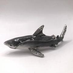 グレーのサメの置物