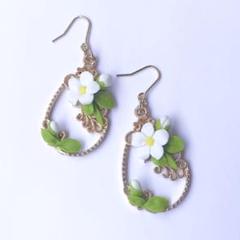 ポリマークレイ 白い花のピアス