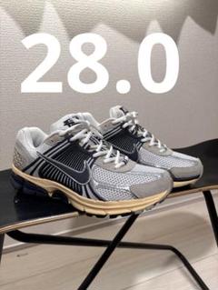 新品未使用 NIKE W Zoom Vomero 5 28センチ 値下げ中‼️ - メルカリ