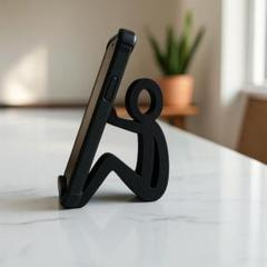座っている人型スマホスタンド – 3Dプリントのミニマルデザインのサムネイル