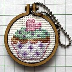 【クロスステッチ❤︎マルチケース】ハンドメイド　ヴェロニクアンジャンジェ ヴェロニクアンジャンジェ クロスステッチ完成品 ハンドメイド