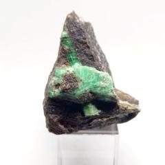 最新デザインの 母岩付 エメラルド 雲南省 134g】中国 鉱物標本 メルカリ - その他