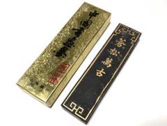 書道具　中国古墨　大巻松萬　倉松萬古　2枚60g 未使用 ☆未使用 古墨 唐墨 ☆金彩松紋 【 蒼松萬古 】大巻松煙☆書道具