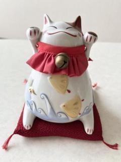 猫舎道楽堂本舗貯金箱 陶器製 赤いリボンと 座布団付き