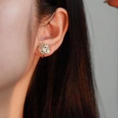 N037小ぶり　カメリア　キラキラ　イヤリング　韓国　結婚式　おしゃれ　上品　花のサムネイル