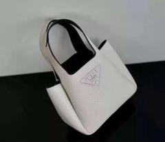 PRADA クラシックホワイトハンドバッグ
