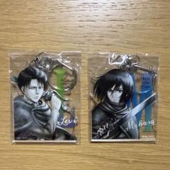 進撃の巨人　アクリルキーホルダー　リヴァイ＆ミカサ