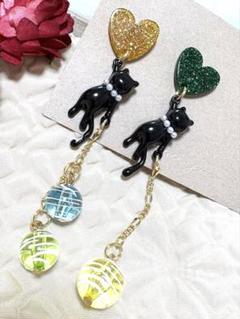 黒猫とヨーヨービーズのアシンメトリーピアス