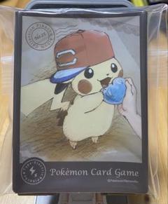 ポケモンカードゲーム　スリーブ　ピカチュウ　サトシ　帽子　シリーズ ポケセン】サトシキャップを被ったピカチュウのデッキシールド
