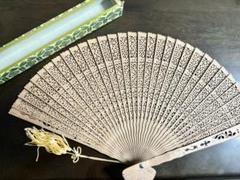 中国製　美人絵デザインの扇子 専用ケース付き、白檀 中国特製 扇子 白檀扇 木箱入 透かし彫り 白檀扇子 香木 中国