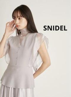 SNIDEL Sustainableシアーボウタイペプラムニットプルオーバー SNIDEL（スナイデル）の「Sustainableシアーボウタイペプラム