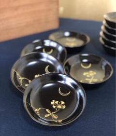 青がとても美しい輪島塗です。鉄線沈金仕上げの硯箱になります
