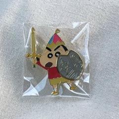 クレヨンしんちゃん30周年記念ピンバッジセット（限定100個）と金のピンバッジ クレヨンしんちゃん 30周年 ピンバッジコレクション
