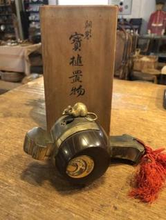 本鼈甲「鼠と小槌」　打出の小槌（こづち）　ガラスケース付　縁起物　置物　美品 本鼈甲「鼠と小槌」 打出の小槌（こづち） ガラスケース付