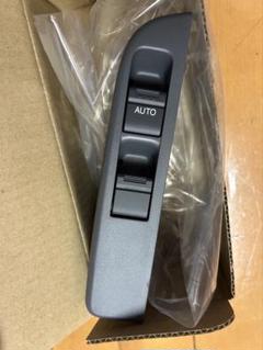 イスズエルフパワーウィンドウスイッチ 運転席用　純正新品未使用品 Amazon.co.jp: 運転席スイッチ 適合いすゞ NEWエルフ (NKR66