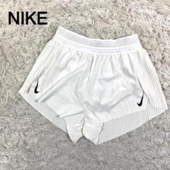 NIKE ホワイトカラー ロゴプリント プリーツデザイン ショートパンツ NIKE ホワイトカラー ロゴプリント プリーツデザイン ショート