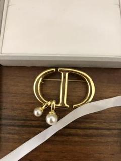 Christian Dior クリスチャンディオール ブローチ　パール付き ディオール ゴールド Dロゴ ブローチ パール付き - メルカリ