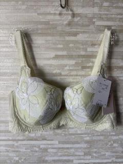トリンプ　フロラーレ　611 花刺繍　胸寄せブラジャー　D90 ホワイト トリンプ フロラーレ 611 花刺繍 胸寄せブラジャー D90 ホワイト