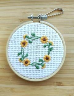 ミニひまわり　リース　刺繍　刺繍枠　壁掛け　フレーム　壁飾り