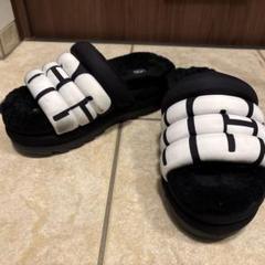 に*ん様 UGGアグマキシスライドサンダル黒ブラック24センチ厚底ムートンシープのサムネイル
