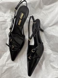 即発【MiuMiu】バックル付 ブラッシュドレザー スリングバック Miumiu 新作 バックル付 ブラッシュドレザー スリングバック
