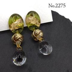 No.2275　しずくチャームをぶら下げたアルコールインクアートピアス
