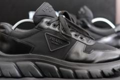 PRADA ブラック スニーカー 2EE366 サイズ7 1/2のサムネイル