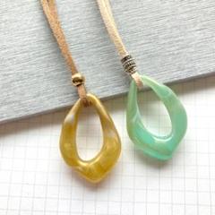 2点セット小さめ緑　しずく3.6cm　メガネ掛け　スエード紐ペンダント