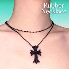 ラバークロスネックレス黒ミニマルで洗練されたユニセックスアクセサリー男女兼用