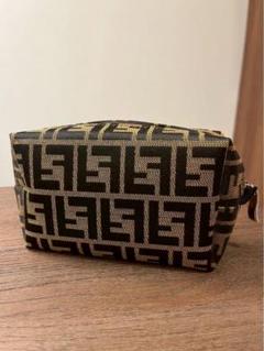 FENDI ZUCCA POUCH フェンディ ズッカ柄 ポーチ 再熱中！人気ブランド【FENDI/フェンディ】ズッカ柄ハンドポーチ