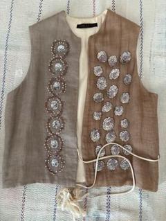 towavase トワヴァーズ　希少ビーズ手作業刺繍ベスト　アッシュペーフランス towavase トワヴァーズ 希少ビーズ手作業刺繍ベスト アッシュ