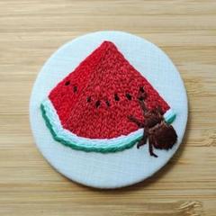 スイカとカブトムシ　刺繍缶バッチ