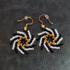 渦巻きデザイン ピアス 黒 白 金