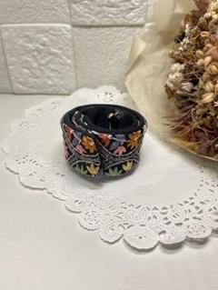【インド刺繍リボン】髪の毛の量関係なし　黒地ベースに花柄刺繍　ポニーフック