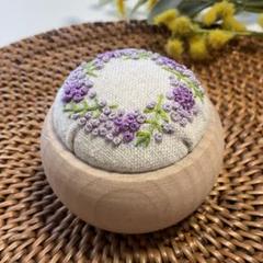 【匿名配送】ピンクッション　手刺繍　お花のリース　針山　紫系