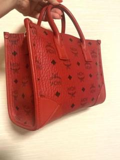 新品　MCM 赤金 スタッズ ハンドバッグ 新品 MCM 赤金 スタッズ ハンドバッグ - メルカリ