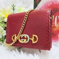 レア美品✨グッチ◇ハンドルチェーン付き二つ折り財布　パイソンズゥミゴールド金具赤