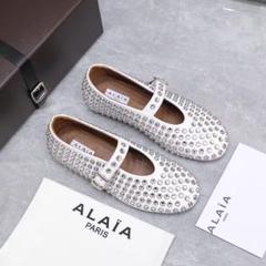 ALAÏA スタッズ付きフラットシューズ ホワイト ALAÏA スタッズ付きフラットシューズ ホワイト - メルカリ
