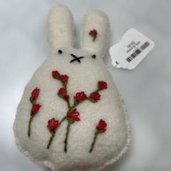 ウサギ型フェルト製品 赤い花刺繍
