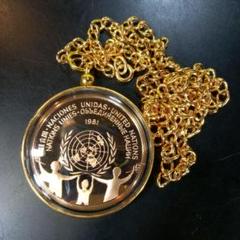 1975国連メダルネックレス 国連 1977 平和 UNITED NATIONS 記念メダルネックレス - メルカリ