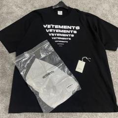 VETEMENTS Tシャツ　ヴェトモン 24SS ピラミッド　ロゴプリント