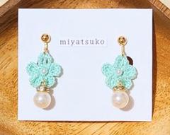 ハンドメイド ミントグリーンの花のイヤリング