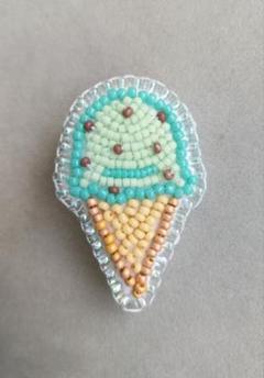 ビーズ刺繍ブローチ　チョコミント　アイス