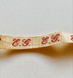 フランスアンティーク イニシャル刺繍テープ EG 右側に色付きあります