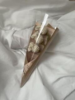 毛糸で編んだすずらん