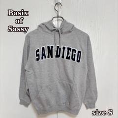 Basix of Sassy英字ワッペンデザイン　フーデットパーカー　ストリート