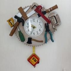 アンティーク風　工具のたくさんついた掛け時計