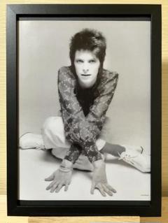 デビッド・ボウイ 大きなポスター白色の額縁付き（送料込） 2025年最新】david bowie ポスターの人気アイテム - メルカリ